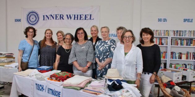 Die Vorarbeit des Inner-Wheel-Teams hat sich gelohnt - beim Hallenflohmarkt am Samstag wurden viele Tüten prall gefüllt. Am Ende des Jahres wird entschieden, für welche sozialen Zwecke der Erlös gespendet wird. Foto: Hannelore Nowacki