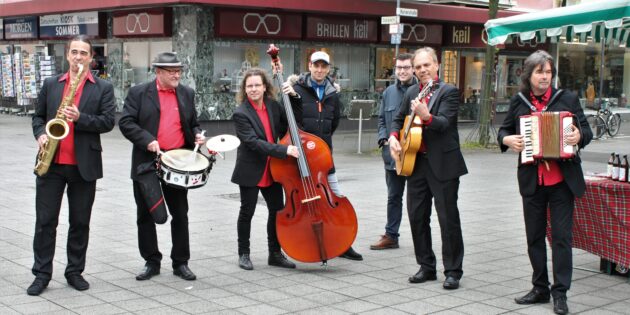 Sorgte bei den Wochenmarktbesuchern für gute Laune: Die  MIL Walking Band. Foto: Nadine Schütz