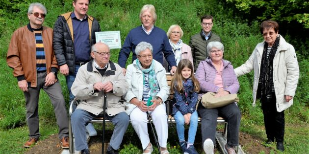 Die sich in Auflösung befindliche Sängervereinigung 07/20 hat für den Dieulouardpark einen Baum und eine Bank gespendet. Am Sonntag fand die offizielle Übergabe unter Beisein des Ortsvorstehers Alexander Scholl und Ersten Stadtrats Marius Schmidt statt. Foto: Petra Gahabka