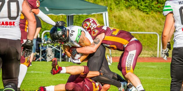„Hart aber fair“ soll vor allem die Defense agieren, um der gegnerischen Offense (hier Hassloch 8 Balls) möglichst keinen Raumgewinn zu erlauben.   Foto: Dirk Wilhelm / Redskins