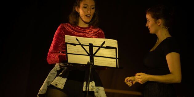 Um ihren Traum, Musical-Darstellerin zu werden, zu leben, muss sich die junge Rebecca ihren Ängsten stellen. Foto: oh