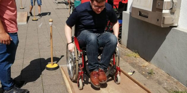 Unter dem Motto „Tempo machen für Inklusion – barrierefrei zum Ziel” wurde am 7. Mai in der Lampertheimer Innenstadt rund um das Thema Barrierefreiheit informiert. Foto: oh