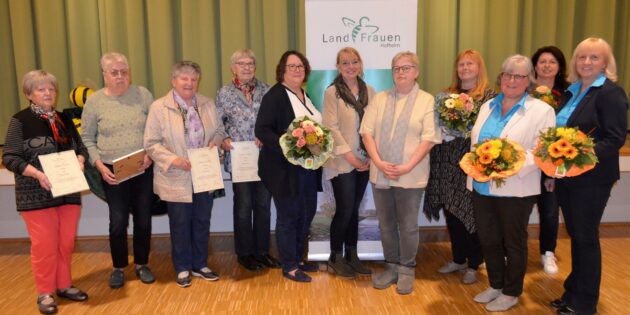 Bei der Generalversammlung der Hofheimer Landfrauen wurden die langjährigen Mitglieder (v.l.) Maria Müller, Christel Herbert, Eva Glück und Elfriede Assel geehrt sowie ein neuer Vorstand gewählt (v.r. Vereinschefin Birgit Biebesheimer, Schriftführerin Petra Gahabka, Zweite Vorsitzende Charlotte Laible-Bär, Beisitzerinnen Uta Jesberger-Wetzel, Karin Pachnicke und Anette Jansen, Geschäftsführerin Susanne Volkert). Foto: Petra Gahabka
