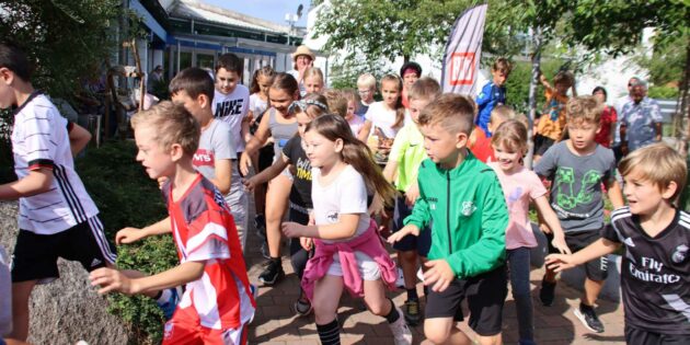 Beim Sponsorenlauf für den guten Zweck hatten die Kinder einen Riesenspaß, das freute die Lehrer und Sponsoren. Wer nicht die ganze Strecke rennen konnte, durfte auch gehen, es ging um Freude an der Bewegung, nicht ums Siegen. Foto: Hannelore Nowacki