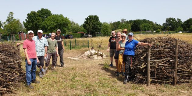 Der NABU Lampertheim errichtete im Seefeld neben der Blühwiese Asttristen für die Artenvielfalt. Foto: NABU Lampertheim
