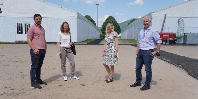 Die Erste Kreisbeigeordnete Diana Stolz (Mitte rechts) besucht gemeinsam mit der Leiterin des Eigenbetriebs Neue Wege Dr. Melanie Marysko (Mitte links) und ihrem Stellvertreter Peter Schmiedel (rechts) sowie dem Sachgebietsleiter Team Flüchtlinge und Aussiedler, Daniel Maas, die Zeltstadt in Bensheim. Foto: oh
