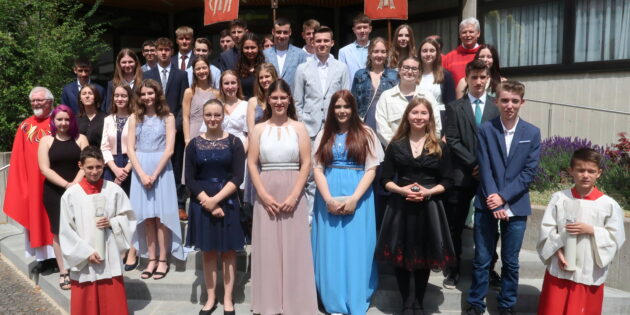 Die neu gefirmten Jugendlichen aus Bürstadt zusammen mit dem Firmspender Ehrendomkapitular Michael Ritzert. Foto: oh