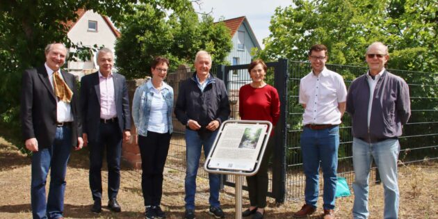 Historisches Wissen zugänglich gemacht – die Bürgerstiftung hat mit Unterstützung von engagierten Spendern am jüdischen Friedhof eine Infotafel aufgestellt. Anwesend bei der Vorstellung waren (von links): Dr. Hans-Joachim Rieß, Bürgermeister und Stiftungsratsvorsitzender Gottfried Störmer, Ursula und Erich Maier, Ella Liermann vom Stiftungsvorstand, Erster Stadtrat Marius Schmidt und Stadtarchivar Hubert Simon. Foto: Hannelore Nowacki