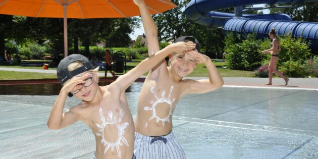 Sonnencreme nutzen, Kopfbedeckung tragen, viel Trinken, schattige Plätzchen bevorzugen… Wenn einige Tipps berücksichtigt werden, kann der Sommer kommen! Foto: oh