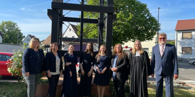 Die Konfirmandinnen Luisa Jöst, Marie Kaiser und Hannah Schäfer erlebten zusammen mit Pfarrerin Gotzmann und dem Kirchenvorstand einen schönen Gottesdienst. Foto: oh