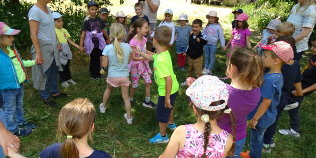 Die Vorschulkinder der Kindertagesstätte Kunterbunt beim spielerischen Lernen auf dem Gelände des NABU Bürstadt. Foto: oh