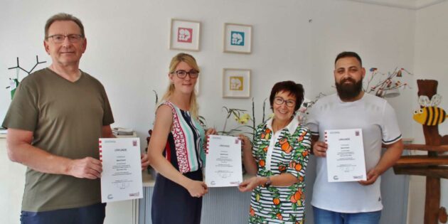 Rainer Uhrig (links), Ina Lux und Fares Abou Raed sind die zertifizierten Sportcoaches der Stadt Bürstadt. Bürgermeisterin Barbara Schader überreichte ihnen die Urkunden. Foto:  Hannelore Nowacki