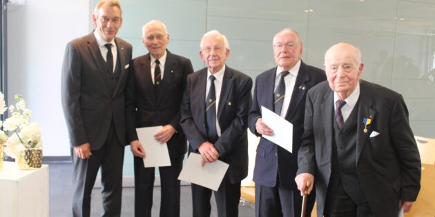 Im Rahmen der Akademischen Feier zum 50jährigen Helmut Walter ehrte der Lions Club seine Gründungsmitglieder für 50 Jahre Mitgliedschaft (von links): Präsident Frank Nowak mit den Gründungsmitgliedern Helmut Walter, Dr. Dieter Schnell, Rudi Grünewald und Dr. Josef Hemel. Foto: Eva Wiegand