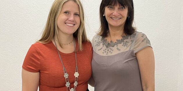 Die neue Bezirksschützenkönigin Franziska Heinze bekam von ihrer Vorgängerin Heike Marquardt-Becker die Königskette überreicht. Foto: oh