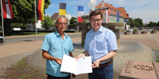 Für den TVL nimmt Lutz Strubel (li.) den Förderbescheid in Höhe von 1.100 Euro vom Ersten Stadtrat Marius Schmidt entgegen. Foto: oh