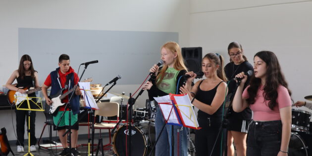 Erstmals gab es im Rahmen des Yolo-Day an der Alfred-Delp-Schule auch Livemusik von Schülerinnen und Schülern. Foto: Benjamin Kloos