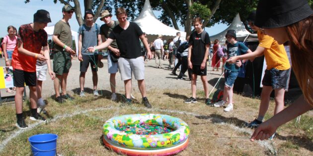 Konfi-Rallye – Bergsträßer Jugendliche beim „Plastikfischen“. Foto: oh