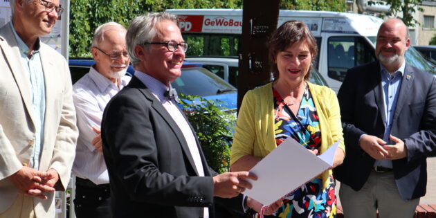 Staatsekretärin Anne Janz überreichte den Bewilligungsbescheid an Dr. Ulrich Kuther (2.v.l.). Im Hintergrund Vertreter der Stadt Pfungstadt (v.l.): Horst Knell, Jürgen Lilge und Christian Poplutz. Foto: Stadt Pfungstadt