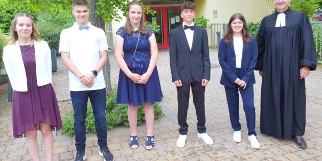 Die Hüttenfelder Konfirmanden vor dem Einzug in die Kirche. Foto: ehr