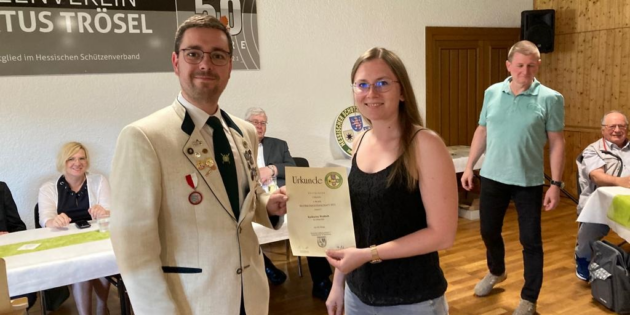 Bezirkssportleiter Sandro Bienwald ehrt Katharina Wallisch als Bezirksmeisterin. Foto: ehr