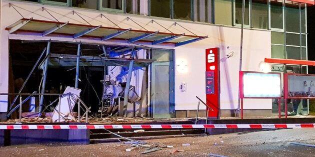 BU: In der Nacht auf den 13. Januar wurde in dieser Filiale in Hungen ein Geldautomat gesprengt. Foto: Polizei