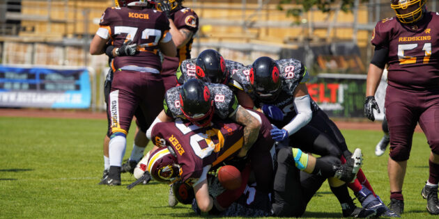 Wenn im Team die Luft raus ist, dann steht (oder besser fällt) ein Runningback schnell mal allein gegen vier Defense-Spieler. Foto: Redskins
