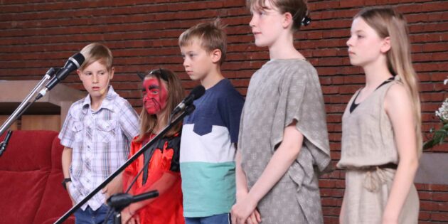 Der Kinderchor Crescendo begeisterte beim Familienfest der Martin-Luther-Gemeinde mit dem Musical „Die Legende von Christophorus“. Foto: Hannelore Nowacki