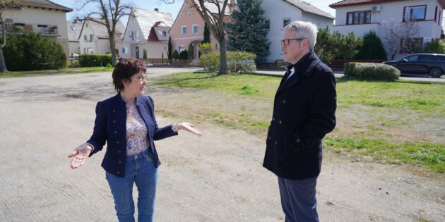 Landrat Christian Engelhardt und Bürstadts Bürgermeisterin Barbara Schader haben sich im Rahmen der Rathaustour des Landrates durch den Kreis über Themen der Stadtentwicklung ausgetauscht. Foto: oh