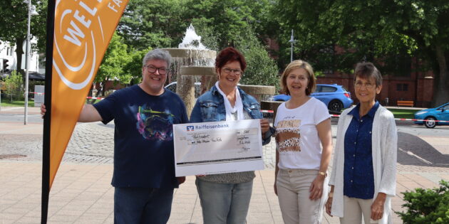 Rita Lüling (r.) und Stephanie Bittmann (2.v.l., beide Team des Weltladen Lampertheim) übergaben einen symbolischen Scheck an Thomas Ell (Martin-Luther-Gemeinde; l.) und Apothekerin Sibylle Fath /2.v.r.). Foto: Benjamin Kloos