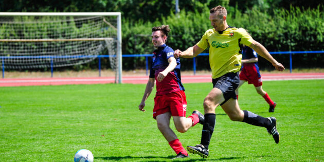 Packende Zweikämpfe, schöne Spielzüge: „Unsere Stadt spielt Fußball” hatte einiges zu bieten. Foto: Die Knipser / Mirko Metzler