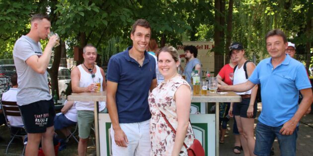 Ein schöner Schattenplatz zum Entspannen bei einem kühlen Bier war ebenso begehrt wie ein gemütlicher Platz zum Essen auf der Veranda mit Blick in den Vogelpark. Im Bild vorne Lukas Diehl, der 1. Vorsitzende des Vogelschutz- und Zuchtvereins Groß-Rohrheim. Foto: Hannelore Nowacki