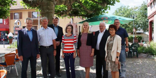 Die NORIE-Gemeinden gehen neue Wege gegen die Vereinsamung von alten Menschen. Die Bürgermeister Gottfried Störmer (Lampertheim), Helmut Glanzner (Einhausen), Volker Scheib (Biblis) mit Christina Adler-Schäfer als PauLa für die Riedkommunen, Erste Kreisbeigeordneter Diana Stolz sowie die Bürgermeister Rainer Bersch (Groß-Rohrheim), Barbara Schader (Bürstadt) und Christian Schönung (Lorsch) erläuterten bei einem Pressegespräch das Projekt PauLa. Foto: Hannelore Nowacki