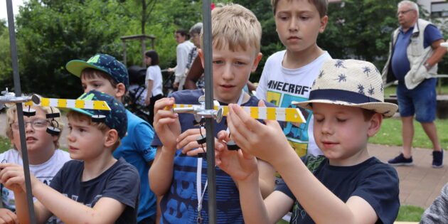 Höchste Konzentration: Beim LGL warteten auf die jungen Forscher unter anderem Experimente zum Thema Gleichgewicht. Benjamin Kloos