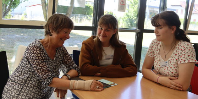 Die Netzhelden der EKS beraten Seniorinnen und Senioren bei Fragen rund um PC und Handy – auch Brigit Ofenloch machte von dem Angebot Gebrauch. Johanna Roth und Lucienne Oschatz (v.l.) standen für ihre Fragen gerne zur Verfügung. Foto: Benjamin Kloos