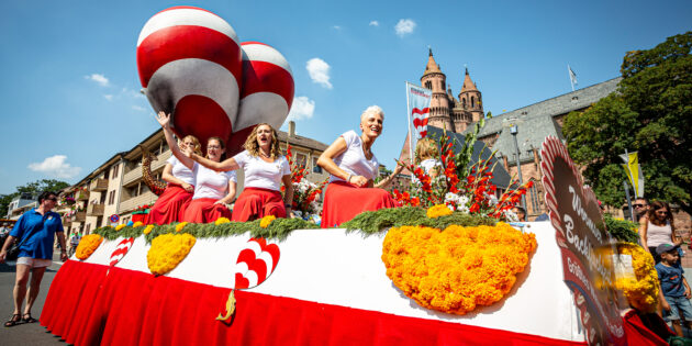 Wer am traditionellen Wormser Backfischfestumzug teilnehmen möchte, kann sich jetzt noch anmelden. Foto: Bernward Bertram 