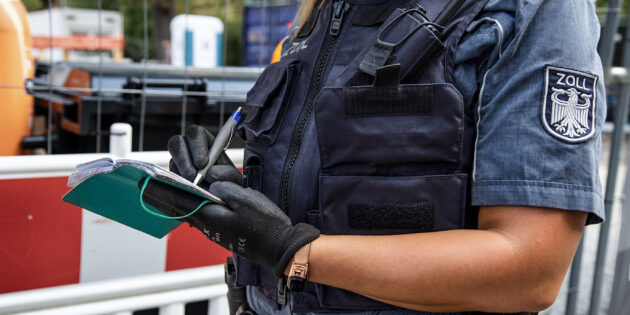 Lohn-Prellerei bis illegale Beschäftigung: Beamtinnen und Beamte des Zolls decken immer wieder Missstände auf. Die IG BAU fordert noch mehr Kontrollen. Außerdem brauche der Zoll mehr Personal, um die Einhaltung des gesetzlichen Mindestlohns, der auf 12 Euro steigen soll, sicherzustellen. Foto: IG BAU | Tobias Seifert