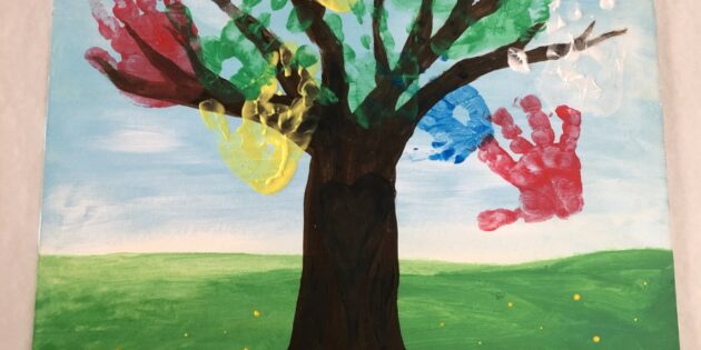 Der Baum bekam von Kinderhänden Blätter, Blüten und Früchte. Foto: oh