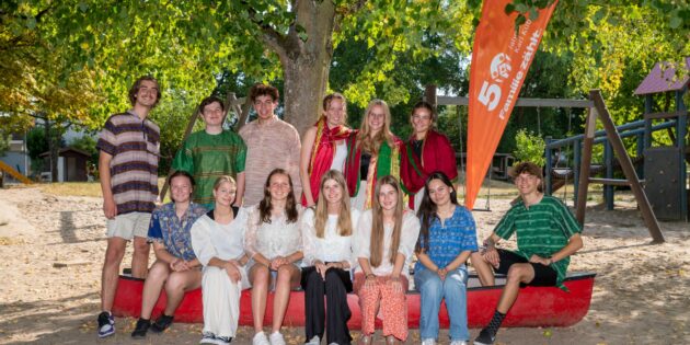 Im August startet der weltwärts-Freiwilligendienst für die jungen Frauen und Männer in Indien bzw. auf den Philippinen. Das Foto zeigt 13 der 14 Freiwilligen. Foto: Karl Kübel Stiftung / Thomas Neu