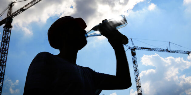 Nicht nur auf dem Bau ein Muss: Regelmäßiges Wassertrinken ist für Menschen, die im Kreis Bergstraße unter freiem Himmel arbeiten, in den heißen Monaten des Jahres besonders wichtig, so die IG BAU. Die Gewerkschaft appelliert an Beschäftigte und Betriebe, die Sonnengefahr nicht auf die leichte Schulter zu nehmen. Foto: IG BAU | Tobias Seifert