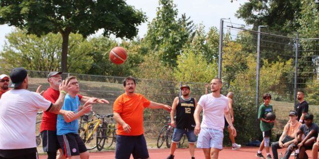Beim Promi-Auftaktspiel wurde der Kampf um den Ball mit sportlichem Elan geführt. Foto: Hannelore Nowacki
