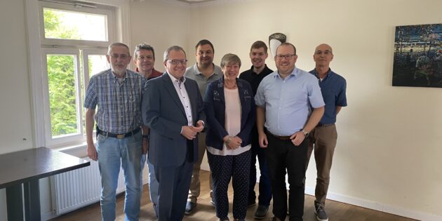 Der neue Kreisvorstand der CDA Bergstraße: (von rechts) Versammlungsleiter Isar Serdani, Kreisvorsitzender Henning Ameis, Maximilian Gärtner, Hedy Fraas, Dirk Jukic, stellv. Kreisvorsitzender Thomas Metz, Hermann-Peter Arnold sowie Dieter Wohlfart. Es fehlen: Valeria Christ, Thiemo Fojkar sowie Albert Herrmann. Foto: oh