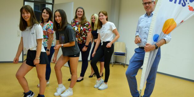 Die Teilnehmerinnen und Teilnehmer des TikTok-Workshops an der Kreisvolkshochschule in Lorsch: Landrat Christian Engelhardt (re.), die Schülerinnen Anne Alföldi, Vanessa Emig und Eleni Neuhaus (mittlere Reihe) sowie Corinna Simeth, Leiterin der Abteilung Grundsatz und Kreisentwicklung in der Kreisverwaltung, Workshop-Leiterin Claudia Grajek und Melanie Knauf, Fachbereichsleiterin EDV, Beruf und Softskills bei der Kreisvolkshochschule (hintere Reihe von rechts). Foto: oh
