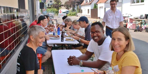 EMIL heißt „Einfach miteinander in Lampertheim“ – beim Sommerfest wurde miteinander gefeiert. Erster Stadtrat Marius Schmidt, als Dezernent für Soziales zuständig, schaute vorbei. Foto: Hannelore Nowacki