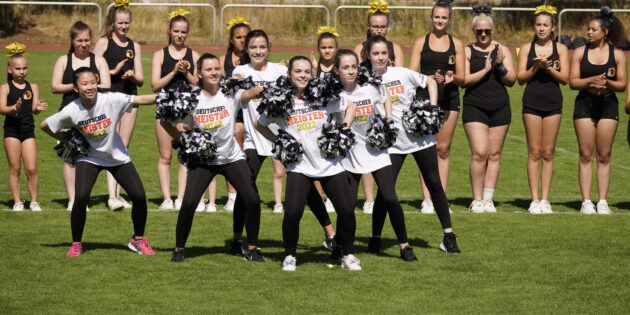 Zum allerersten Mal gemeinsam vor Publikum: Die Blue Diamonds Cheerdancer aus Eschborn (im Vordergrund) und die Cheerleader-Teams der Redskins. Foto: Redskins