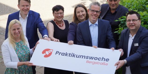 Gemeinsam für die jungen Bergsträßer und Bergsträßerinnen und die Unternehmen der Region (von links): die Erste Kreisbeigeordnete Diana Stolz, Dr. Matthias Zürker (Wirtschaftsförderung Bergstraße), Karin Weißhaar (OloV-Regionalkoordination, Neue Wege Kreis Bergstraße -Kommunales Jobcenter-), Nicole Rothermel (Jugendamt Kreis Bergstraße), Landrat Christian Engelhardt, Sven Hagenberger (Projektmanager Wirtschaftsförderung Bergstraße) und Kai Kuhnert (Jugendamtsleiter Kreis Bergstraße). Foto: oh