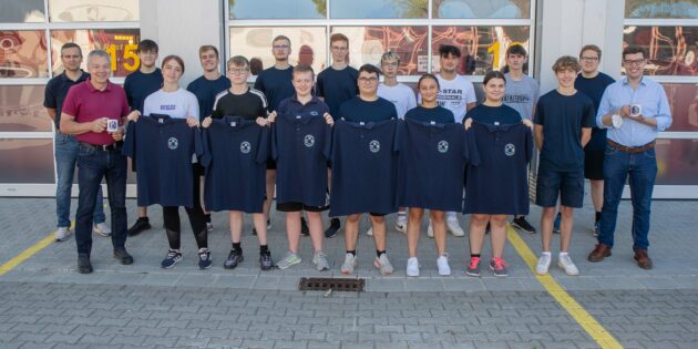 Bürgermeister Gottfried Störmer und der Erste Stadtrat Marius Schmidt bei der Übergabe der Poloshirts an die Jugendfeuerwehren. Foto: Stadt Lampertheim