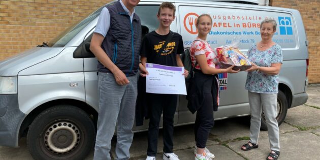 Die Konfirmanden der Kirchengemeinden aus Biblis unterstützen die Tafel Bürstadt: Pfarrer Hans Jürgen Basteck (Ev. Kirchengemeinde Biblis), Silas Beutel (Konfirmierter), Marlene Wagner (Konfirmierte) und Maria Glaser (Teamleiterin Tafel Bürstadt Freitagsausgabe; v.l.). Foto: oh