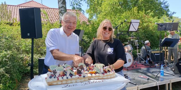 Bürgermeister Gottfried Störmer gratulierte mit einer originellen Torte. Foto.: oh