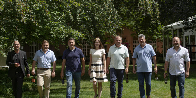 Wein-Lounge 2022: Geschäftsführer Sascha Kaiser, die Winzer Sascha Dackermann, Peter May, die rheinhessische Weinkönigin Juliane Schäfer, Markus Keller, Dr. Andreas Schreiber, Alexander Weinmann (v. l.). Foto Stefan Weissmann