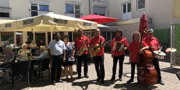 Besuchte erneut die Lampertheimer Seniorenheime: Die MIL Walking Band. Foto: Stadt Lampertheim